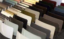 2 Two products, one collection: 26 contemporary colours for roller shutter curtains and external venetian blind slats